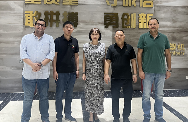 埃及客戶(hù)蒞臨達(dá)力工廠(chǎng)，驗(yàn)收土工膜單/雙面噴糙生產(chǎn)線(xiàn)圓滿(mǎn)完成！